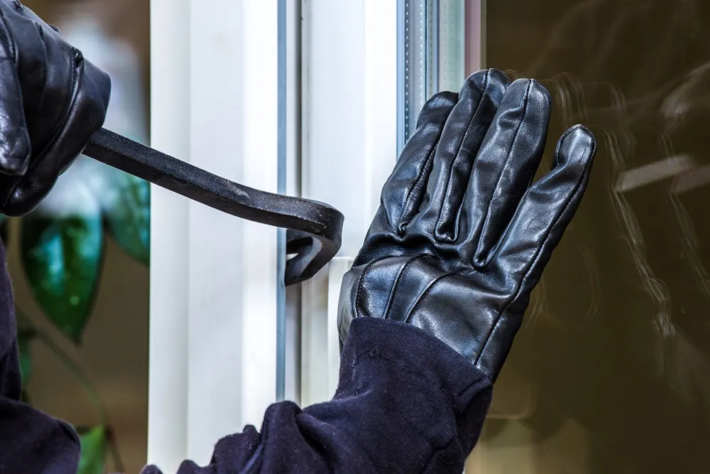 Einbruchversuch mit einem Brecheisen am Fensterflügel