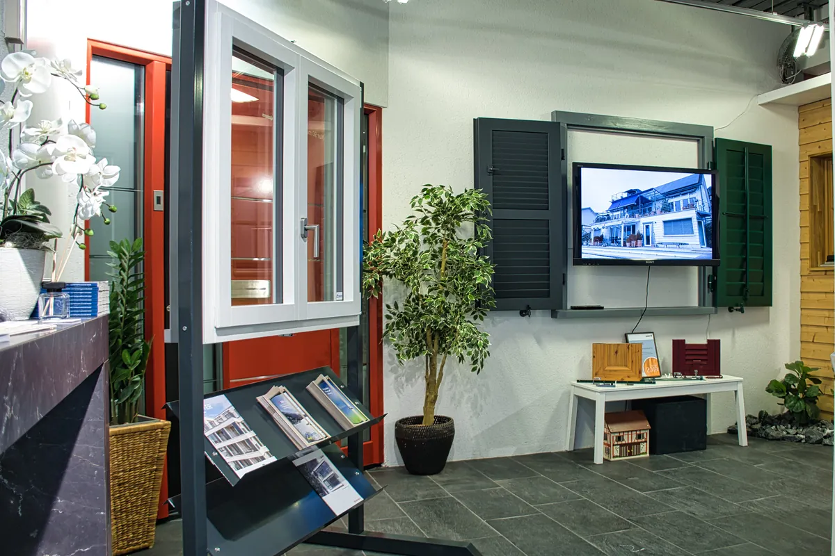 Ausstellung mit Fensterläden, Mustern und Beratungsplatz
