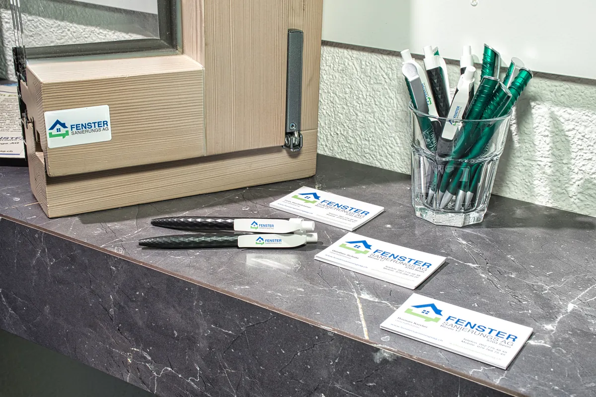 Fenstermuster, Visitenkarten und Werbemittel am Empfang
