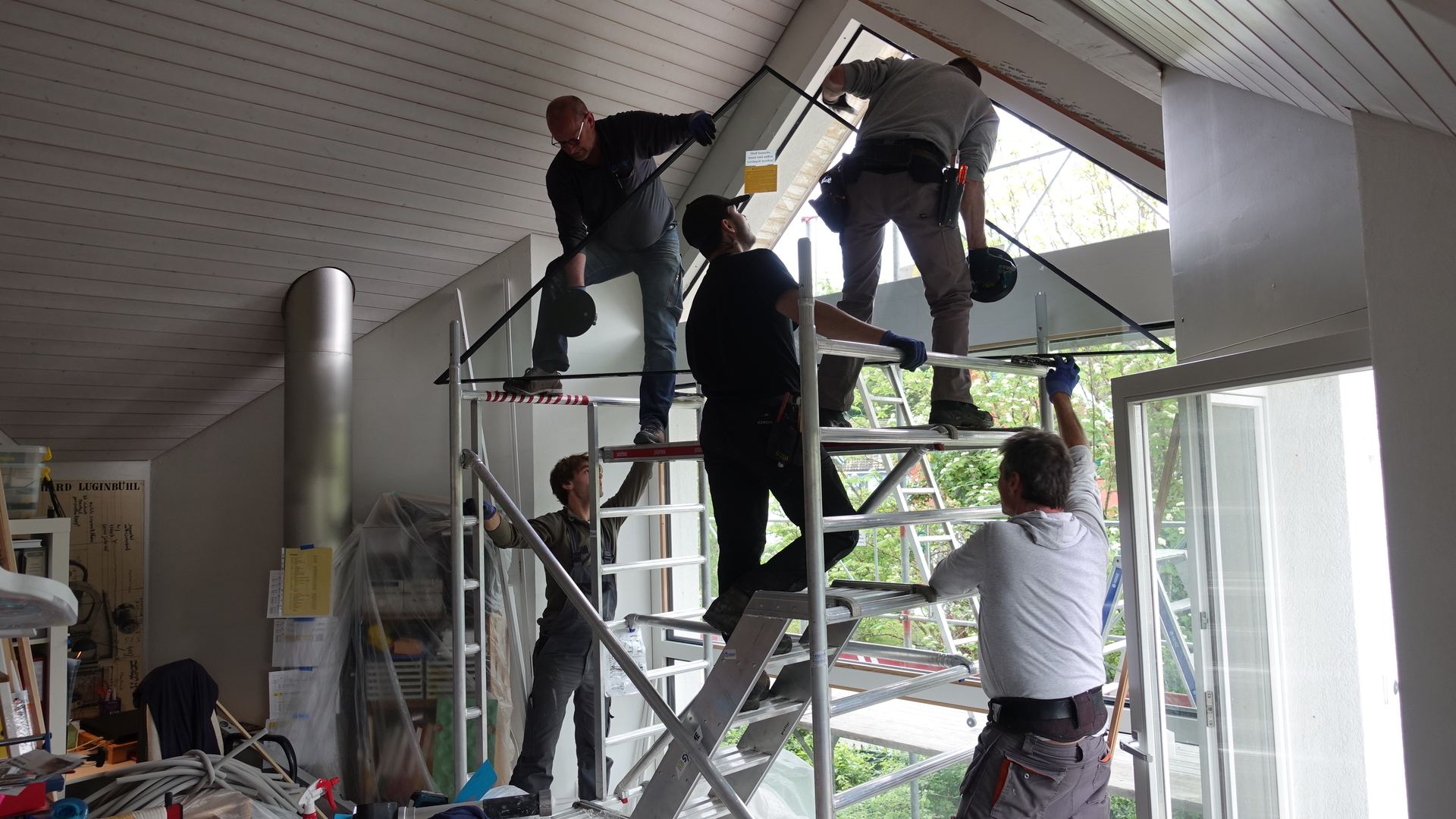Montageteam der Fenstersanierungs AG setzt ein grosses Fensterelement ein