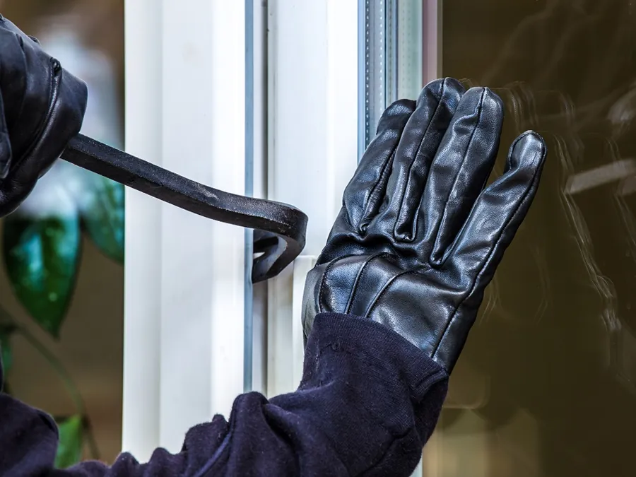 Einbruchversuch mit Brecheisen an einem Fensterflügel