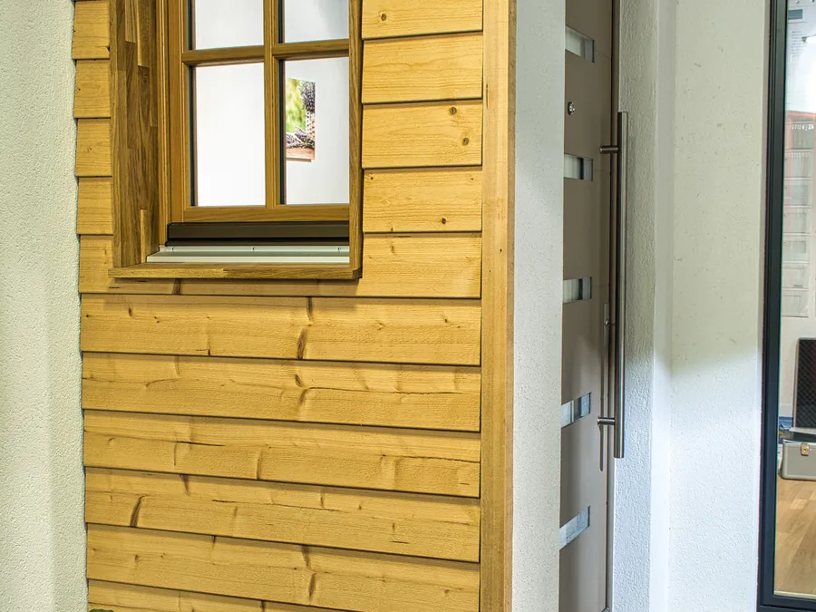Holzfenster in der Ausstellung der Fenstersanierungs AG in Seon